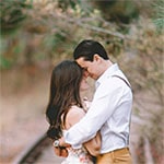 Pár öleli egymást